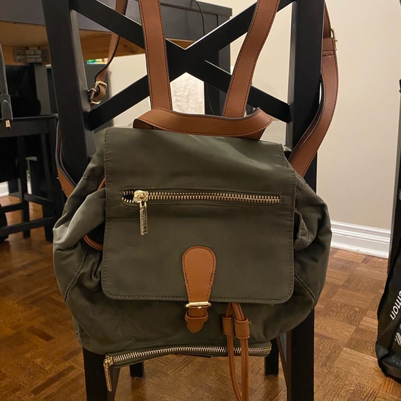 Army green Roots backpack - Picture 2 of 4